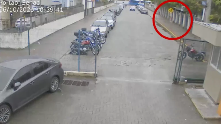 Vídeo: criança de 3 anos sai sozinha de creche e anda em avenida em SC