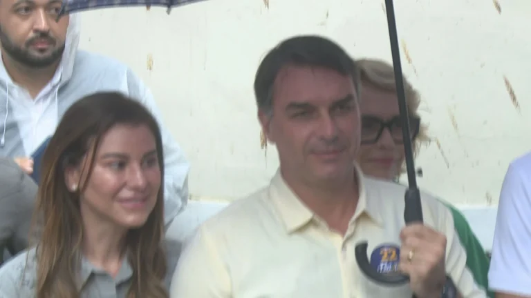Após registrar voto, Flávio diz que fez campanha limpa e que espera mudança