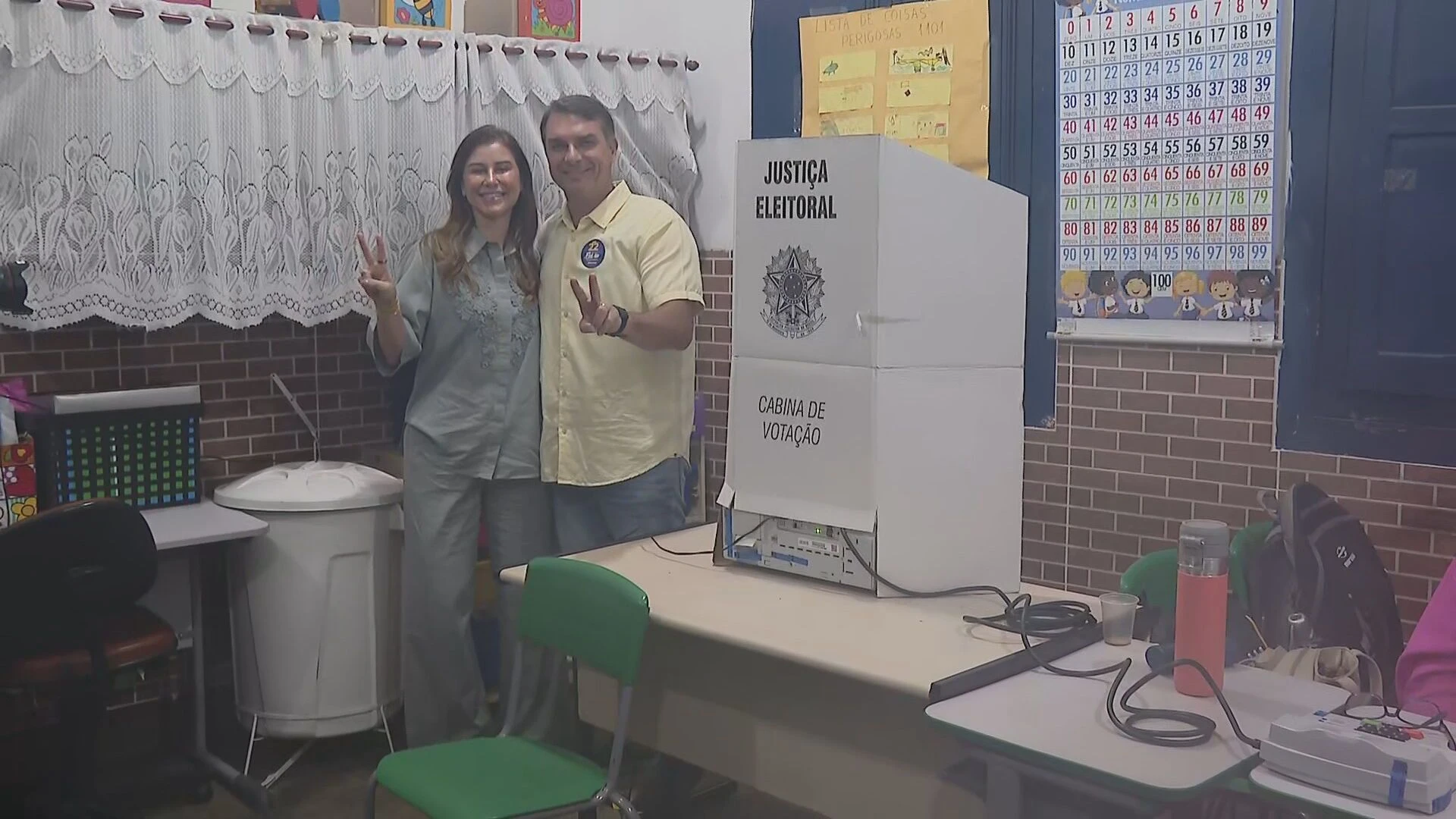 Eleições 2026: Flávio Bolsonaro vota no Rio de Janeiro