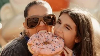 Deborah Secco viaja com a filha para a Disney em pausa na rotina