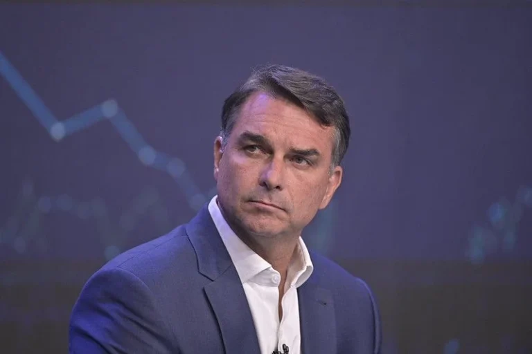 CPMI para investigar Flávio Bolsonaro e Willer Tomaz reúne 100 assinaturas
