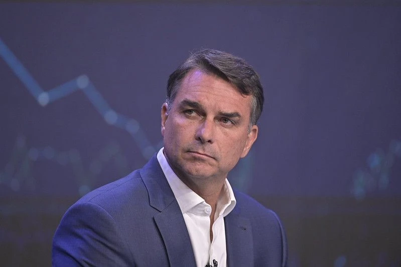Ala do STF critica atuação da PF em fuga de Flávio Bolsonaro