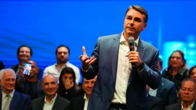 Flávio reforça ofensiva no TSE com ações sobre redes e rádio pública