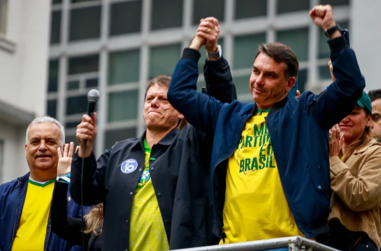 Após carta com teor golpista de Flávio, Tarcísio defende respeito às urnas