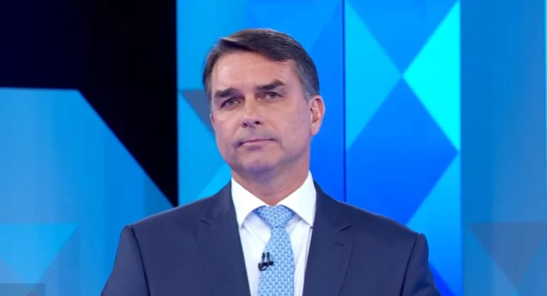 Análise: Flávio surge mais sereno e menos provocativo em debate da Globo