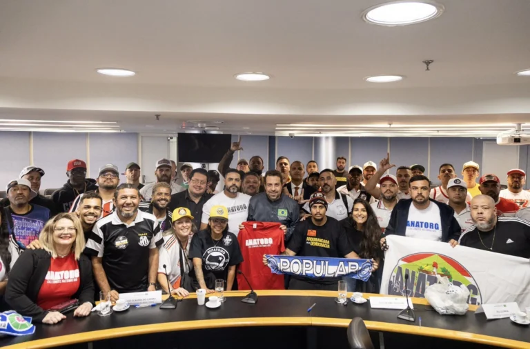 Boulos recebe carta com demandas de torcidas organizadas após fim das bets