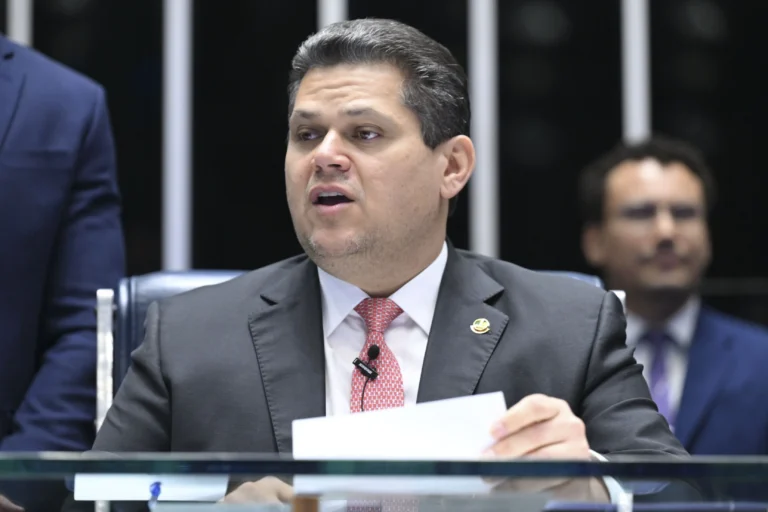 Legislativo escolheu caminho certo e não o fácil, diz Alcolumbre sobre 6×1