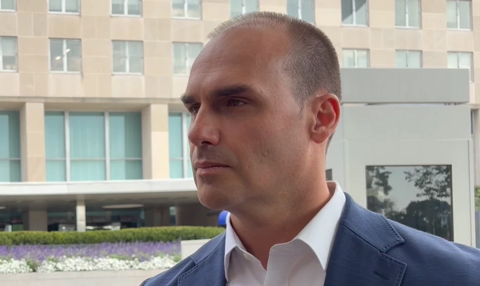 Eduardo defende saída de Flávio Bolsonaro do país em caso de derrota