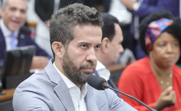 “Vou seguir o que Lula determinar”, diz Janones sobre vaga na Esplanada