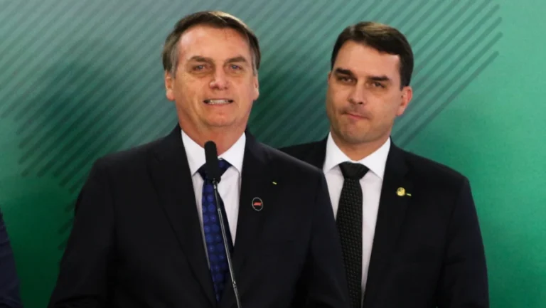Flávio nega possibilidade de Bolsonaro disputar eleições em 2030