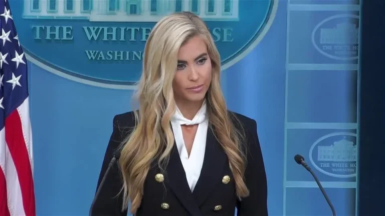 Nova porta-voz da Casa Branca confunde Trump com marido em estreia no cargo