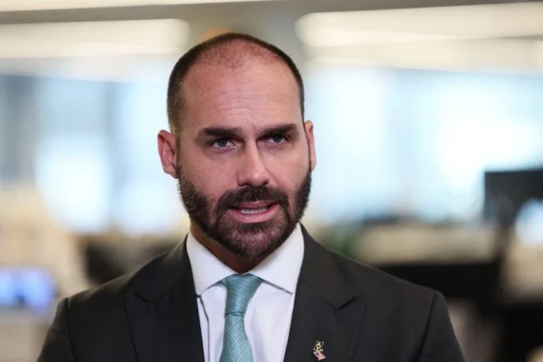 Eduardo Bolsonaro monitora diplomatas e pressiona Itamaraty