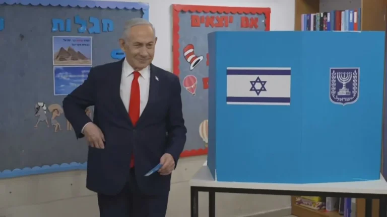 Benjamin Netanyahu vota em eleições de Israel